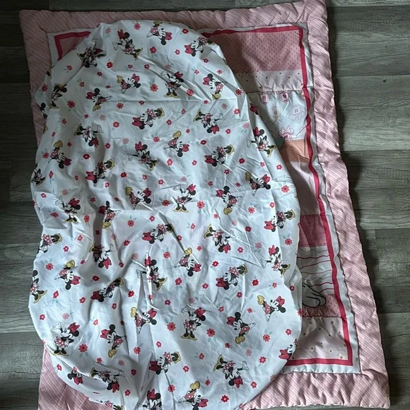 🎆Bundle 5 items for $20 🎆 Disney Pink and Red Quilted Bedding - Picture 5 of 6
